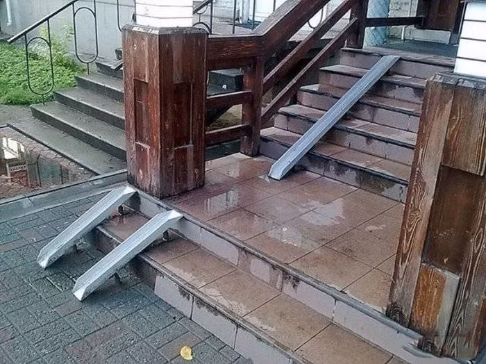 Thiết kế của bậc thềm trước ngôi nhà này chắc hẳn khiến nhiều người khó hiểu.
