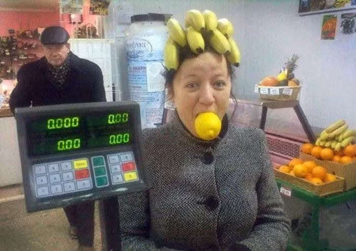Người phụ nữ trông kỳ dị với mái tóc giả.