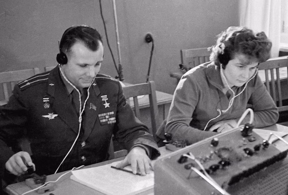 Phi hành gia Yuri Gagarin hướng dẫn Valentina Tereshkova trong lớp học liên lạc máy radio. Được biết, Gagarin được ghi nhận là người đầu tiên trên thế giới thực hiện chuyến bay vào vũ trụ ngày 12/4/1961 trên tàu vũ trụ Phương Đông.
