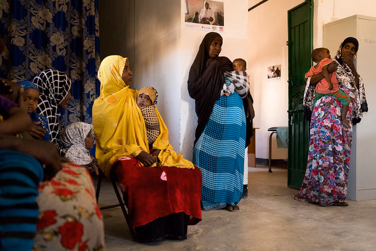 Những người phụ nữ bế con nhỏ chờ bên ngoài một trung tâm y tế ở Yaka, Puntland.