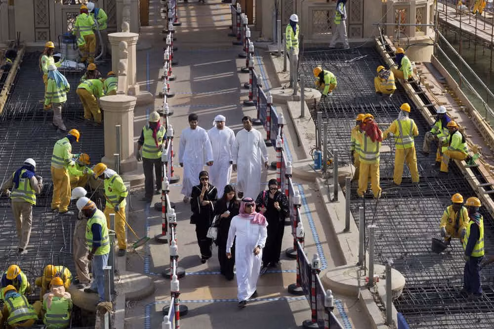 Thực trạng phân biệt đối xử tồn tại ở Dubai. Theo nhiều nguồn tin, những người lao động Bắc Mỹ và Châu Âu được trả lương cao gấp đôi so với những người đến từ các quốc gia thế giới thứ ba mặc dù họ cùng làm một công việc trong cùng một công ty.