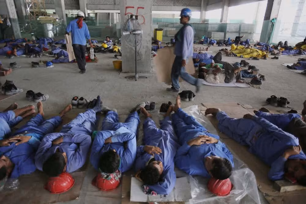Sonapur chính là nhà của những công nhân lao động nghèo ở thành phố Dubai. Qua thời gian, nơi đây trở thành một trại lao động thu hút ngày càng nhiều công nhân đến từ những quốc gia thuộc thế giới thứ ba. Theo ước tính, hơn 150 nghìn lao động đang sống chen chúc trong những căn phòng ở Sonapur với điều kiện sống rất tồi tàn.