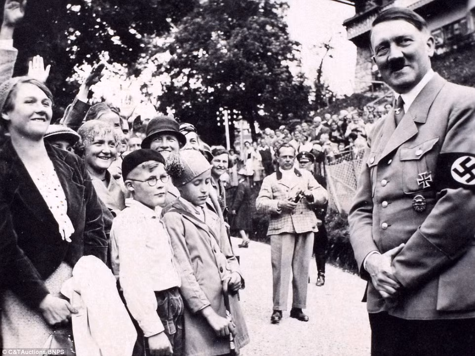 Đây cũng là một trong những bức ảnh chưa từng công bố về Adolf Hitler: Hitler đứng trước đám đông tham gia một cuộc tuần hành thời chiến.