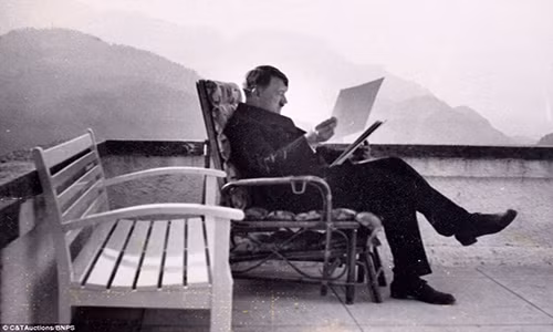 Bộ ảnh chưa từng công bố về trùm phát xít Adolf Hilter và các quan chức Đức Quốc xã được Edward Dean, một nhiếp ảnh gia thời chiến người Anh, tìm thấy trong lần ông ghé thăm hầm trú ẩn của Hitler ở thủ đô Berlin, Đức. Ảnh: Hitler ngồi đọc tài liệu ở tòa nhà Berghof trong thời kỳ Chiến tranh Thế giới Thứ hai.