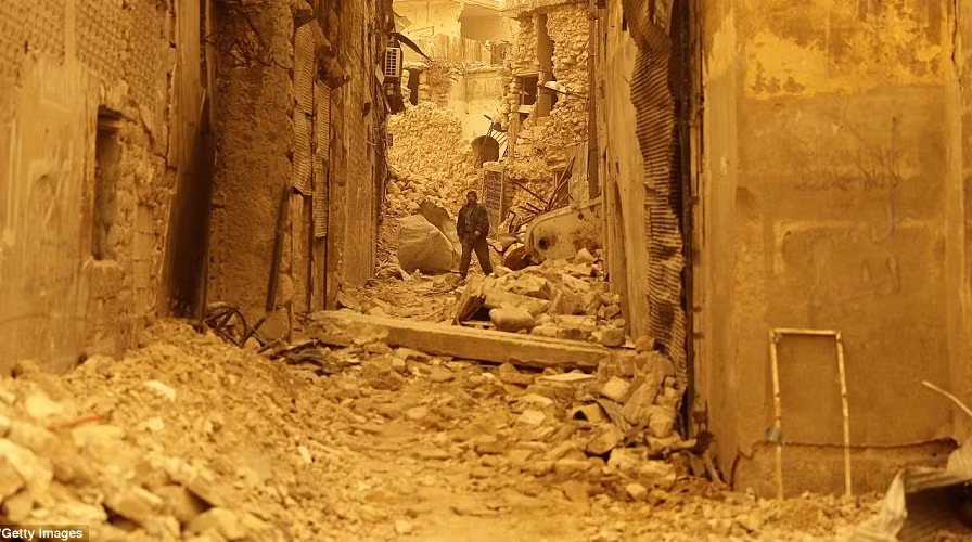 Được biết, Aleppo từng là thành phố đông dân nhất Syria trước khi cuộc nội chiến bùng phát 6 năm về trước. Tuy nhiên, thành phố này đã bị tàn phá nặng nề, hàng nghìn dân thường phải sơ tán trong các cuộc giao tranh tại đây.