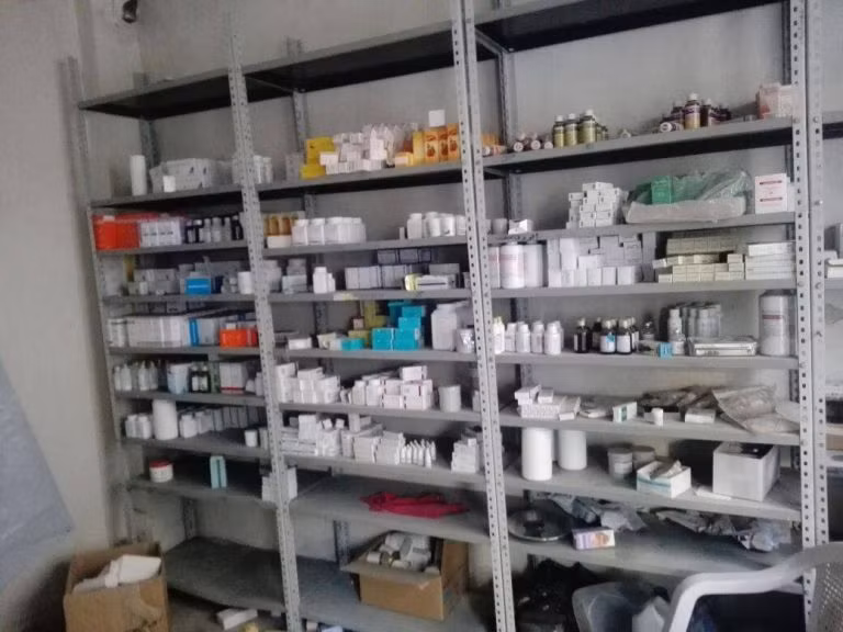 Ngoài ra còn có một bệnh viện dã chiến tạm thời chứa đầy thuốc men trong sào huyệt ngầm của phiến quân Syria vừa được phát hiện.