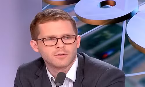 David Amiel (24 tuổi) là một cố vấn kinh tế của ông Emmanuel Macron - cựu Bộ trưởng Kinh tế Pháp và là ứng viên độc lập ra tranh cử tổng thống năm 2017. Được biết, David đã tốt nghiệp Trường sư phạm Ecole Normale Supérieure và cũng từng theo học tại Đại học Princeton trong một khoảng thời gian.