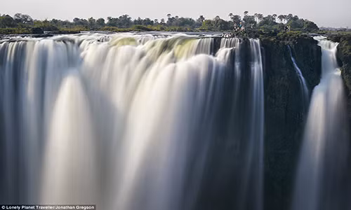 Trải nghiệm bơi lội ở hồ bơi Devil's Pool (Zimbabwe) không dành cho những người yếu tim.