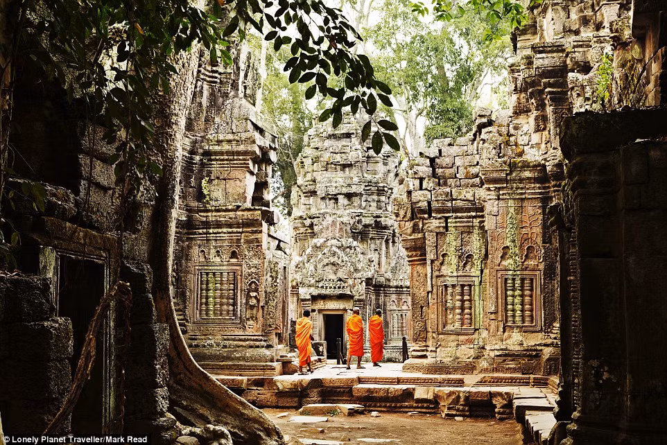 Một trải nghiệm du lịch không nên bỏ lỡ nữa đó là khám phá quần thể Angkor nổi tiếng ở Campuchia.