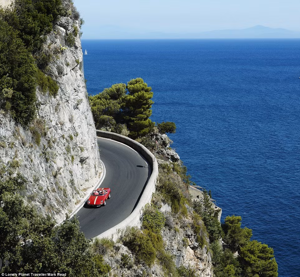 Điều khiển chiếc ô tô cổ điển trên con đường chạy dọc bờ biển Amalfi, Italy, cũng là một trải nghiệm thú vị. Được biết, tại Sorrento, du khách có thể thuê nhiều hãng ô tô khác nhau, từ Fiat 500s cho tới Jaguars, Ferraris,....