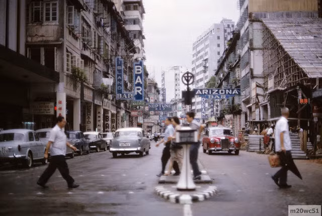 Cảnh người dân đi lại trên đường phố Hong Kong hồi những năm 1970. 