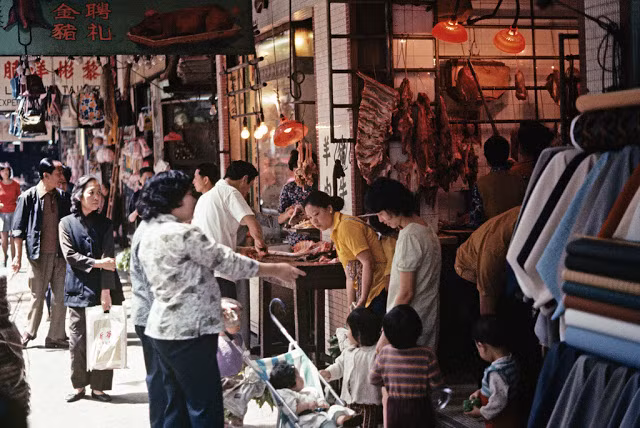 Cửa hàng bán thịt đông khách ở Hong Kong. 