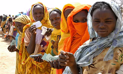 Phụ nữ ở Sudan đối mặt với nhiều khó khăn. Lực lượng an ninh Sudan thường đe dọa, sử dụng bạo lực tình dục,...để "bịt miệng" phụ nữ khắp đất nước, đặc biệt là những người muốn bảo vệ nhân quyền. Ảnh: The Richest.