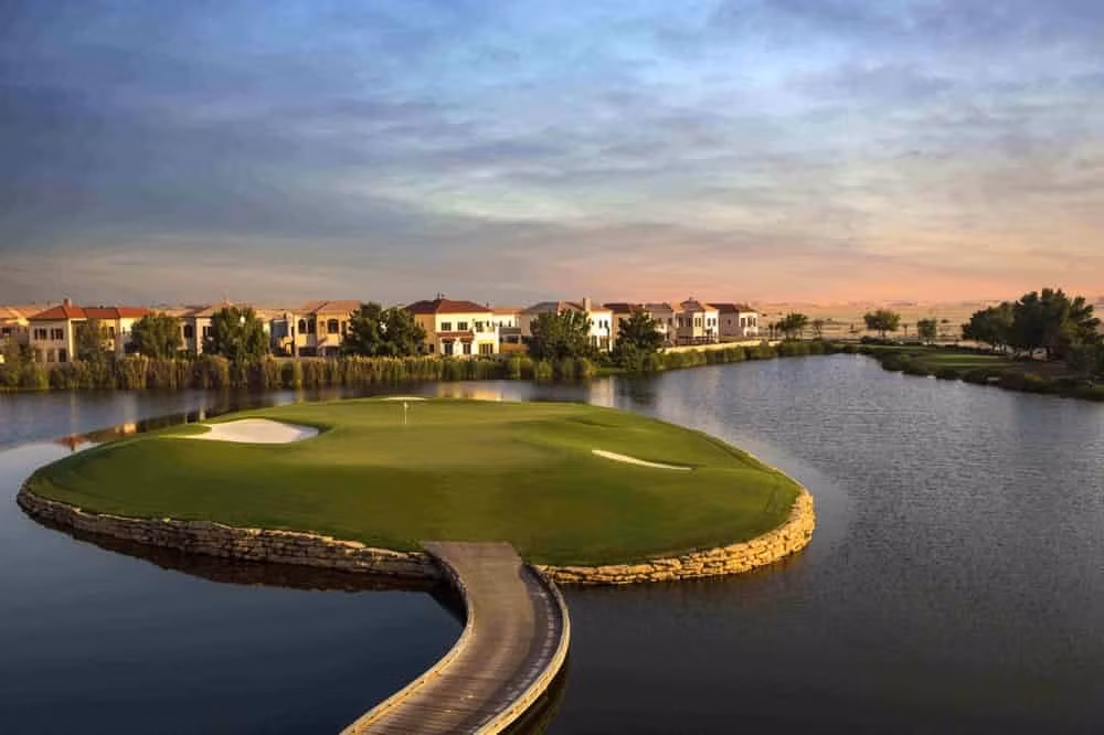 Jumeirah Golf Estates là một câu lạc bộ thể thao “sang chảnh” ở thành phố Dubai. Du khách tới đây có thể chơi golf, tennis,...