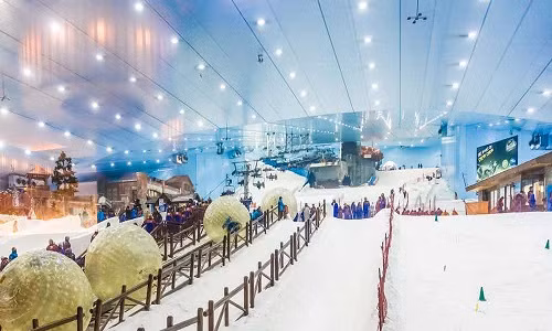 Ski Dubai là khu công viên giải trí trượt tuyết mùa đông có mái che khổng lồ giữa sa mạc của thành phố Dubai.