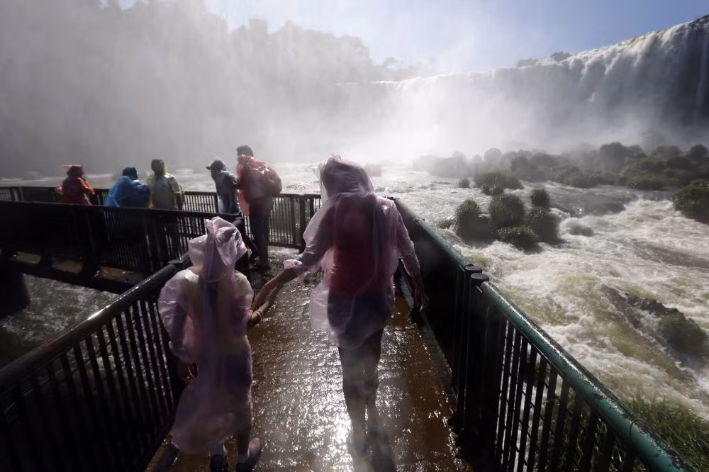 Thác Iguazu một trong những thác nước hùng vĩ và nổi tiếng nhất thế giới.