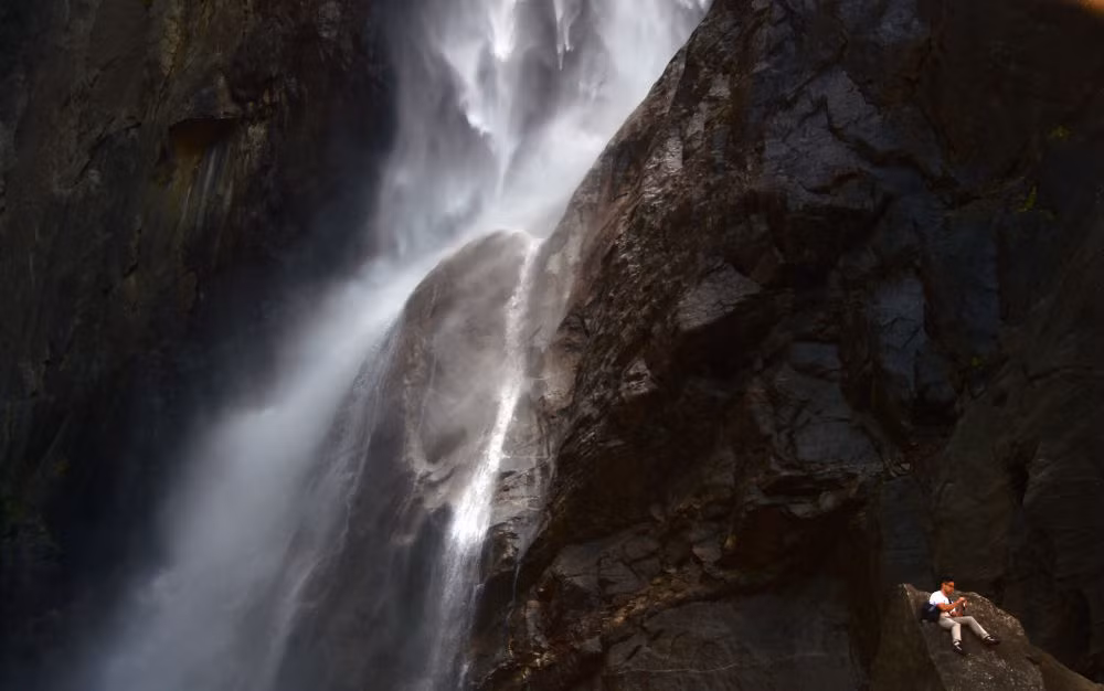Thác Yosemite trong vùng núi Sierra Nevada (Mỹ) - cao nhất ở Bắc Mỹ.