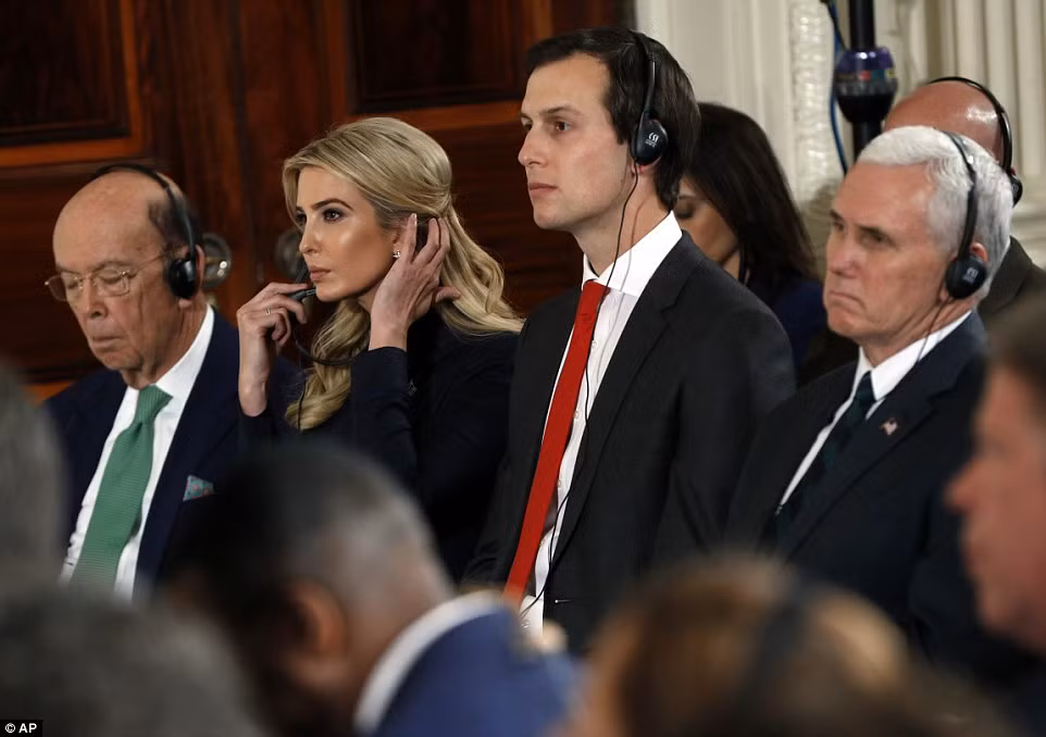 Từ trái sang phải: Bộ trưởng Thương mại Mỹ Wilbur Ross, Ivanka Trump (con gái của Tổng thống Trump), Cố vấn cấp cao Jared Kushner (chồng của Ivanka) và Phó Tổng thống Mỹ Mike Pence lắng nghe trong cuộc họp báo của Tổng thống Trump và Thủ tướng Merkel tại Phòng Đông của Nhà Trắng.