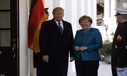 Tổng thống Donald Trump và Thủ tướng Angela Merkel trong bức ảnh chụp tại khu vực West Wing (Cánh Tây) của Nhà Trắng.