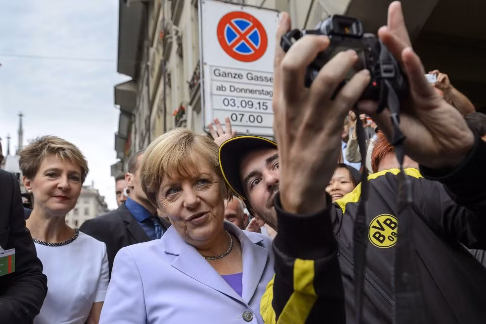 Thủ tướng Đức Angela Merkel (thứ hai từ trái sang) trong bức ảnh chụp cùng mọi người ở trung tâm thủ đô Bern của Thụy Sĩ ngày 3/9/2015.