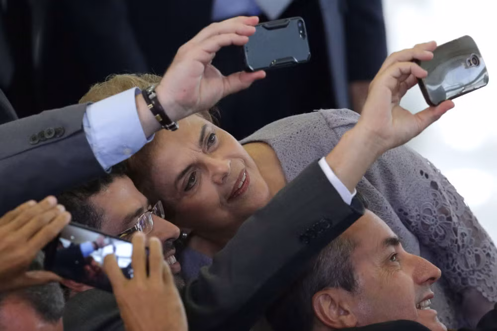 Cựu Tổng thống Brazil Dilma Rousseff chụp ảnh cùng những luật sư ủng hộ chính phủ tại Dinh Tổng thống Planalto ở thủ đô Brasilia ngày 22/3/2016.