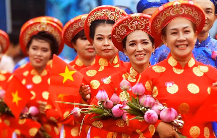 100 cô dâu cười rạng ngời trong tà áo dài truyền thống và quốc hoa của Việt Nam.