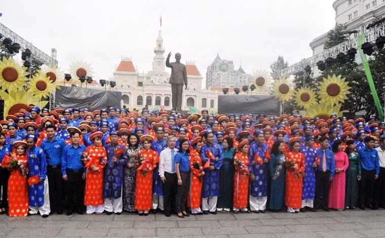 Chụp ảnh kỷ niệm dưới Tượng đài Chủ tịch Hồ Chí Minh.