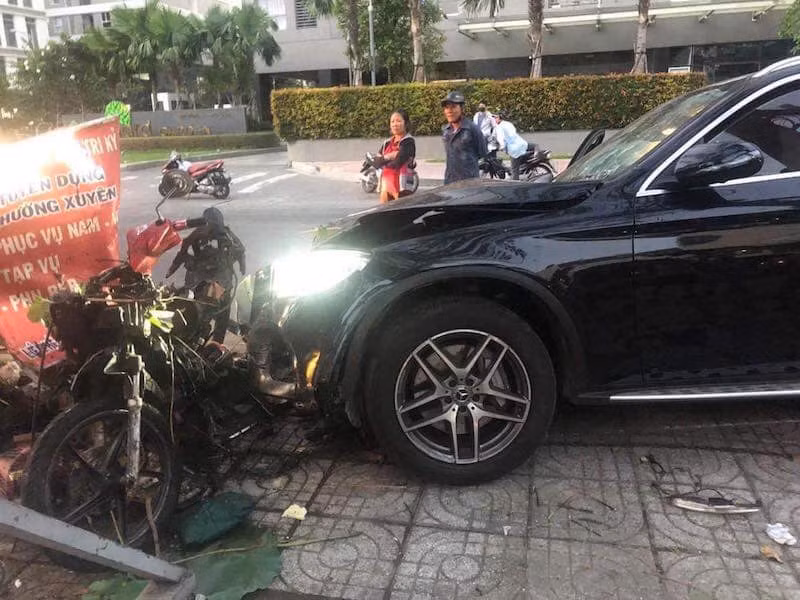 Xe Mercedes tong tai xe GrabBike tu vong, nu tiep vien hang khong bi thuong nang