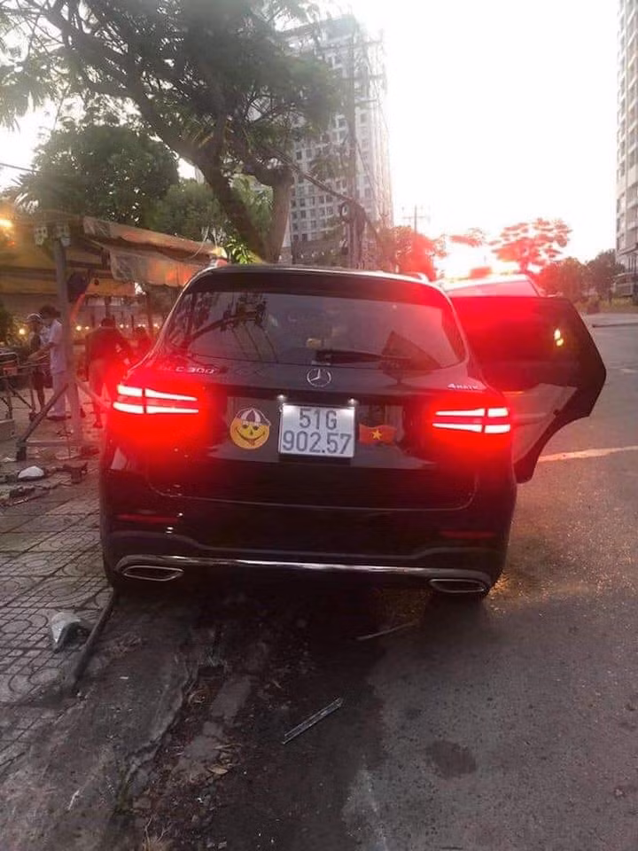Xe Mercedes tong tai xe GrabBike tu vong, nu tiep vien hang khong bi thuong nang-Hinh-3