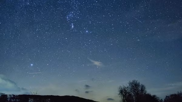 Khoảng khắc mưa sao băng tuyệt đẹp ở Công viên quốc gia Brecon Beacons, xứ Wales.