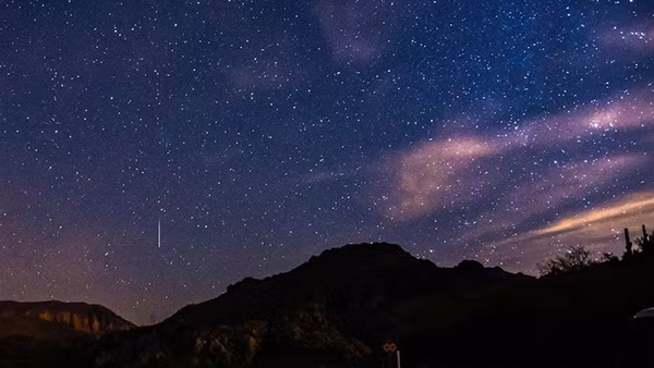 Nhiếp ảnh gia Brian Moore và tác phẩm chụp mưa sao băng Geminid ở hồ Canyon, Arizona, Mỹ. (Ảnh: BBC)