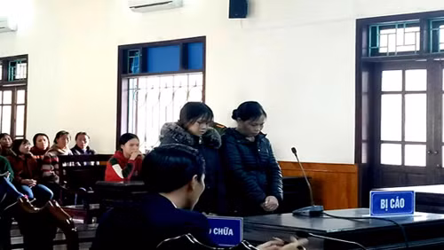 Hai bị cáo Liên và Hằng tại phiên xử.
