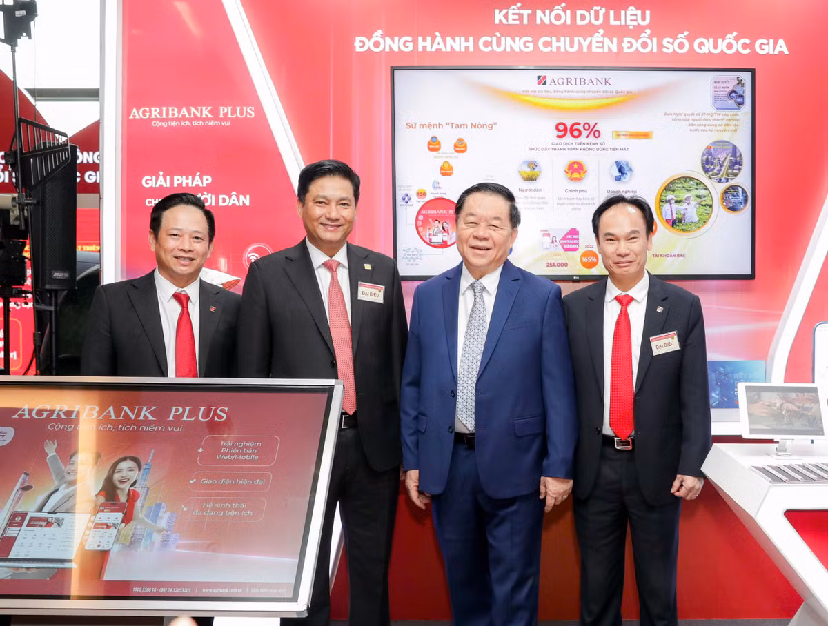 Agribank đẩy mạnh đổi mới sáng tạo khoa học công nghệ phục vụ chuyển đổi số quốc gia - Hình 4 Agribank day manh doi moi sang tao khoa hoc cong nghe phuc vu chuyen doi so quoc gia-Hinh-4