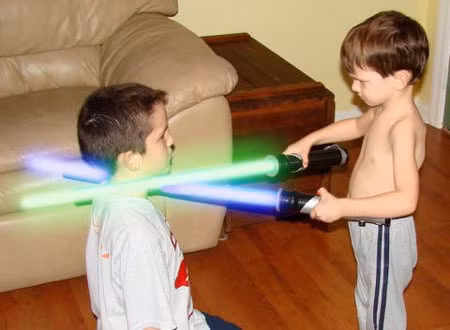 Một số loại đồ chơi trẻ em được gắn thêm các loại đèn lazer sinh ra tia laser để gây sự chú ý cho trẻ. Tuy nhiên tác hại tia laser đồ chơi trẻ em có thể gây ra những hậu quả nghiêm trọng cho mắt.
