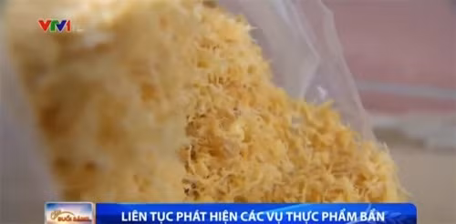 Ruốc vàng óng, mùi thơm hấp dẫn, ít ai ngờ rằng chúng lại được làm từ thịt gà loại, gà chết, gà tiêm kháng sinh ép đẻ. (Ảnh cắt từ clip)