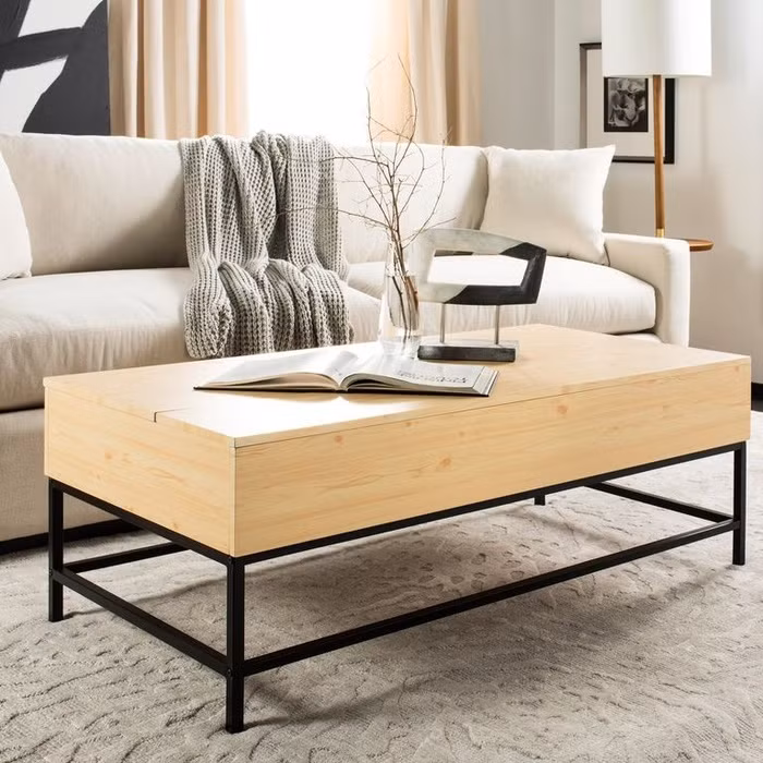 Nhấc mặt bàn cà phê này lên và bạn sẽ thấy không gian rộng lớn để cất trữ đồ bên dưới.