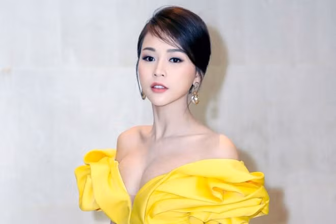 Trong một sự kiện khác, hot girl nóng bỏng Sam lại đốt mắt fan bởi bộ váy vàng rực rỡ, để lộ số đo vòng một choáng ngợp.