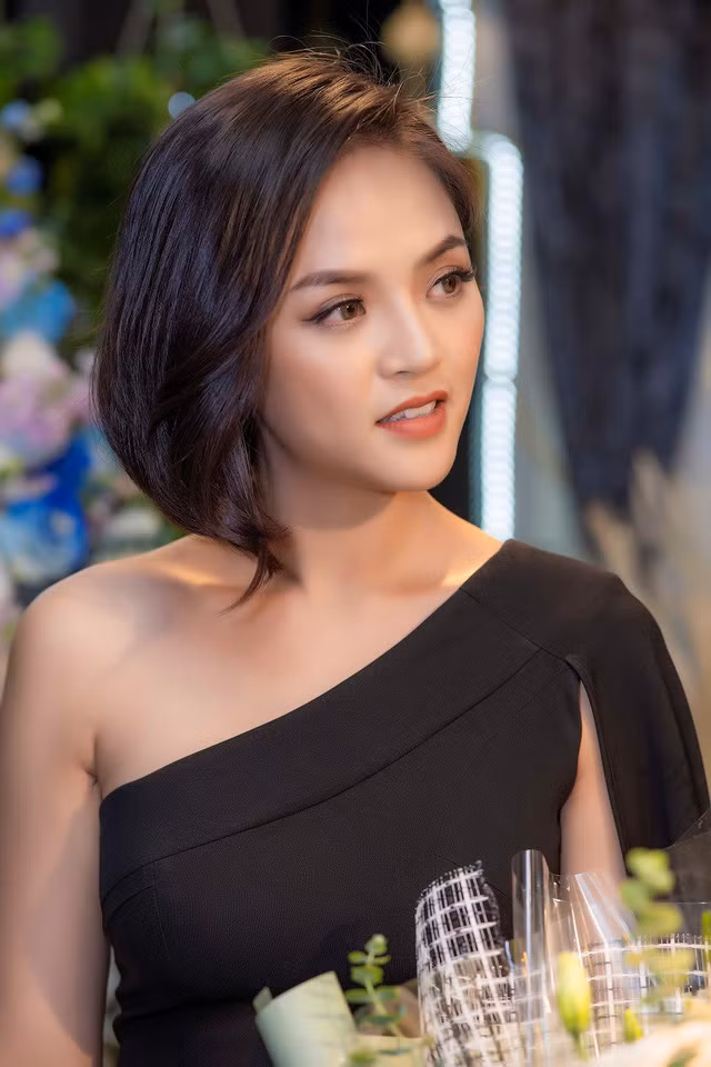 Thu Quỳnh cho biết để mua được xế hộp cô đã phải tiết kiệm trong gần 10 năm làm nghề.