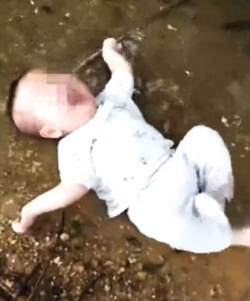 Chuyện lạ hôm nay: Cãi nhau với chồng, mẹ... ném luôn con xuống mương Chuyen la hom nay: Cai nhau voi chong, me... nem luon con xuong muong