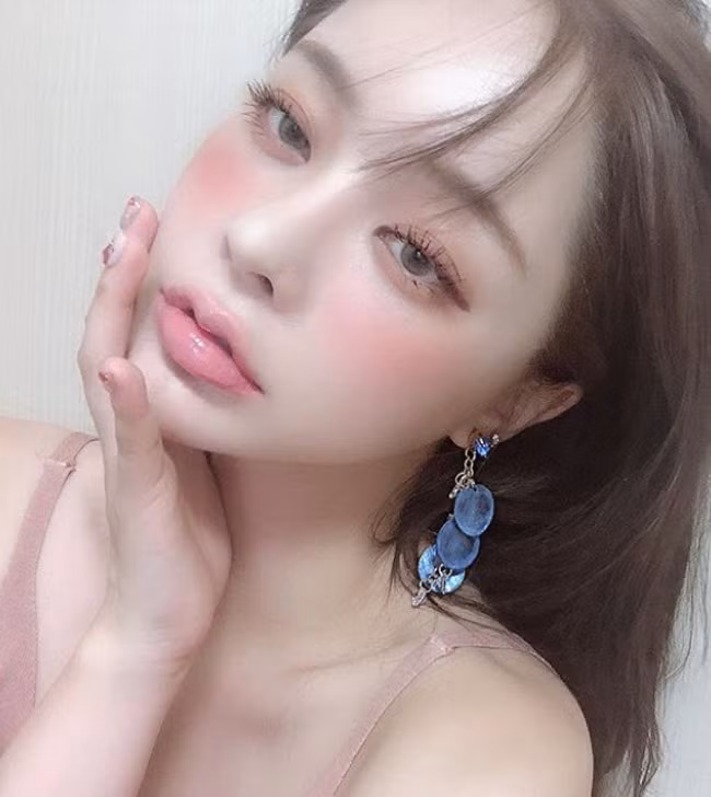 Màu hồng nude được cô sử dụng rất đẹp và tự nhiên.