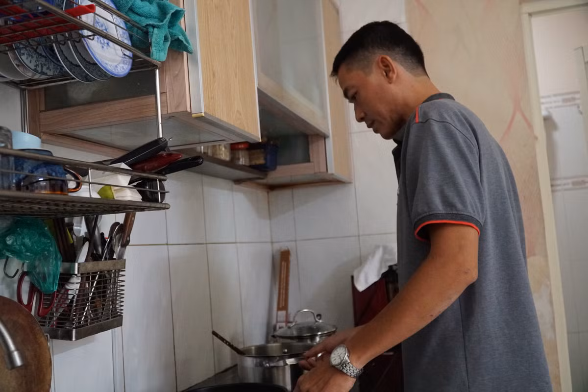 “Lúc tôi mua vợ chồng tôi mới mới chỉ có cậu con trai đầu lòng, bây giờ đã sinh thêm một cô con gái. Theo quan điểm của tôi thì căn hộ nhỏ, nhưng nếu biết bố trí đồ đạc khoa học thì vẫn có thể sống vô tư”, anh Cường chia sẻ. Cuối tháng 4-2010, Công ty địa ốc Đất Lành giới thiệu căn hộ mẫu loại 40m2 dành cho hai người và 20m2 dành cho một người kèm theo bài toán trả góp 2-4 triệu đồng mỗi tháng, tương đương giá khởi điểm từ 300 triệu đồng một căn. Căn hộ mẫu 20-40 m2 đã được xây dựng để mọi người tham quan, đóng góp ý kiến. Tuy nhiên, dự án thí điểm này đã bị Sở Xây dựng TP HCM "tuýt còi" vì chưa phù hợp với các quy định trong Luật Nhà ở và tiêu chuẩn xây dựng hiện hành, dễ gây ngộ nhận là công ty đang bán căn hộ 20m2. Sở Xây dựng đã đề nghị Công ty Đất Lành xác nhận và khẳng định rõ mô hình nghiên cứu căn hộ có diện tích 20m2 cho một người nhằm phục vụ cho việc lấy ý kiến xã hội. Đây chỉ là công tác nghiên cứu thị trường để qua đó đề xuất với cấp thẩm quyền về diện tích căn hộ, chứ không phải sản phẩm được phê duyệt bán ra thị trường nhằm tránh gây hiểu nhầm cho khách hàng.