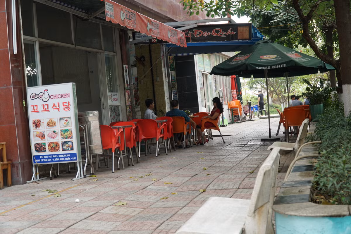 Các block đều có các cửa hàng tạp hóa, cà phê... phục vụ nhu cầu của người dân.