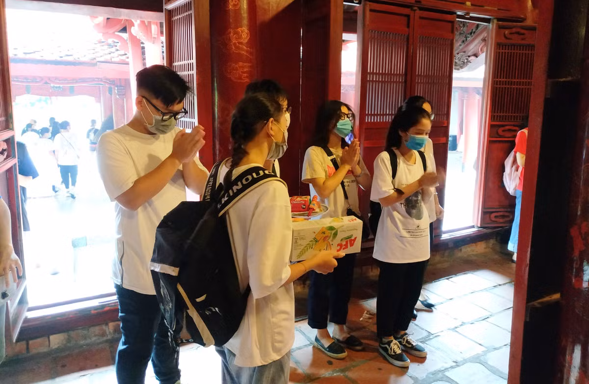 Hầu hết những nhóm học sinh đi cùng nhau đều học trung lớp và đến Văn Miếu cùng chung mục tiêu là cầu thi tốt trong kỳ thi sắp tới.