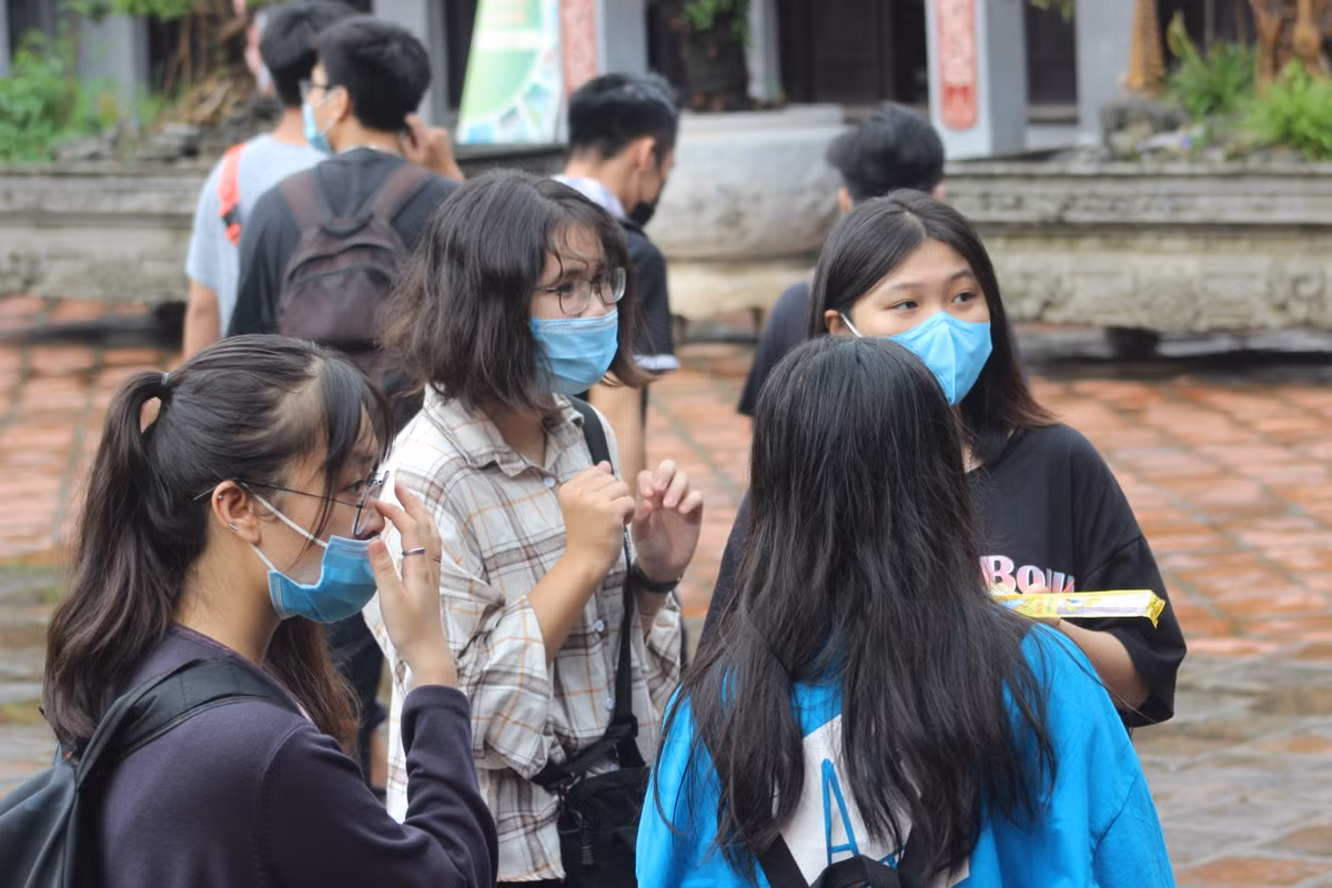 Tất cả khách vào khu tham quan, chiêm bái đều được đo thân nhiệt, rửa tay diệt khuẩn, bắt buộc 100% phải đeo khẩu trang.