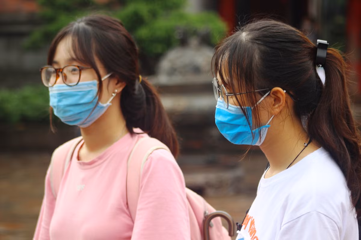 Kỳ thi tốt nghiệp THPT 2020 sẽ diễn ra trong 2 ngày 9-10/8. Các em học sinh đến Văn Miếu chỉ cầu mong may mắn và có được tinh thần tốt nhất đề bước vào kỳ thi.