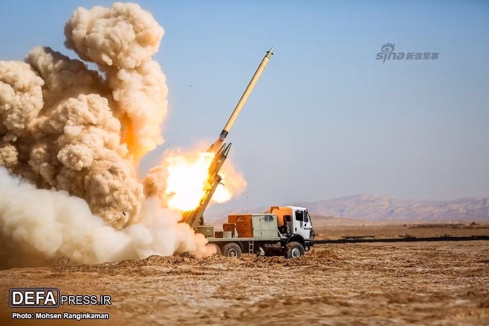 Cuộc bắn nhằm biểu dương sức mạnh lực lượng vũ trang Iran, sẵn sàng đáp trả mọi mối đe dọa nhắm vào nước Cộng hòa Hồi giáo Iran, đặc biệt là từ Mỹ. Ảnh: Đạn rocket 333mm của hệ thống pháo phản lực Fajr-5 khai hỏa – các cánh nhỏ đầu mũi cho thấy loại đạn này có hệ thống dẫn đường cho phép bắn chính xác các mục tiêu ở mọi tầm bắn. Nguồn ảnh: DEFA