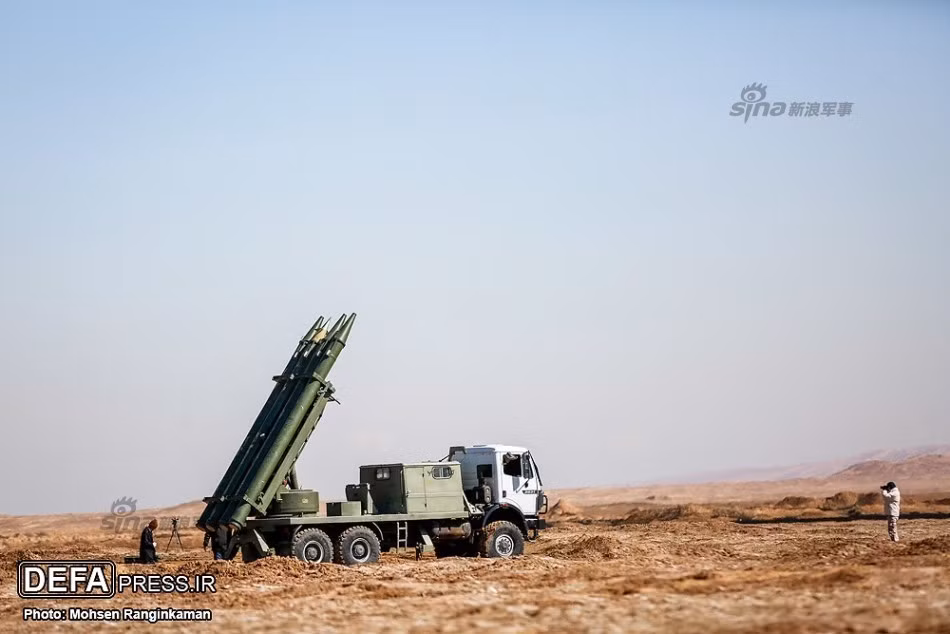 Fajr-5 là một trong các hệ thống pháo phản lực hạng nặng họ Fajr do Iran phát triển từ cuối những năm 1980. Phiên bản Fajr-5 mới được ra mắt gần đây được cho là "sao chép" mẫu đạn rocket SY300 của Trung Quốc. Nguồn ảnh: DEFA