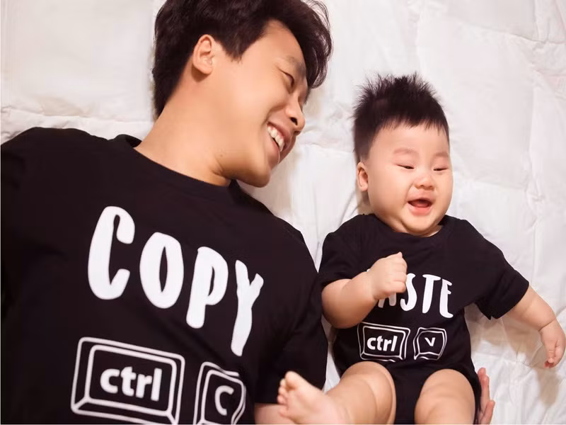Hình ảnh bé Bo - con trai của Hòa Minzy khi 6 tháng tuổi bên bố.
