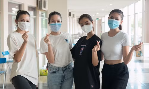 Ngày 27/6, Hoa hậu Tiểu Vy cùng dàn á hậu Kiều Loan, Phương Anh và Ngọc Thảo tham gia công tác điều phối hỗ trợ người dân tiêm vắc xin COVID-19 tại nhà thi đấu Phú Thọ (TP HCM) với tư cách tình nguyện viên chống dịch.