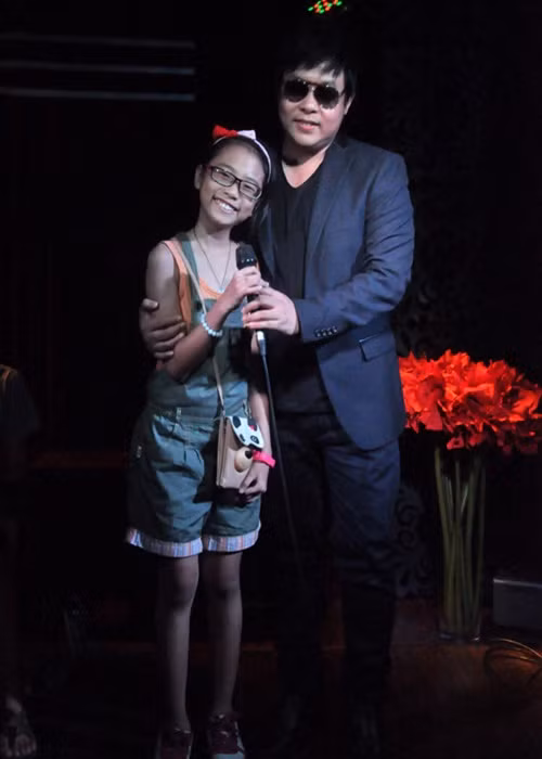 Phương Mỹ Chi gắn bó với công ty quản lý của cha nuôi khoảng 6 năm. Trong ảnh, cả hai lần đầu tiên gặp mặt. Ảnh: Khám phá